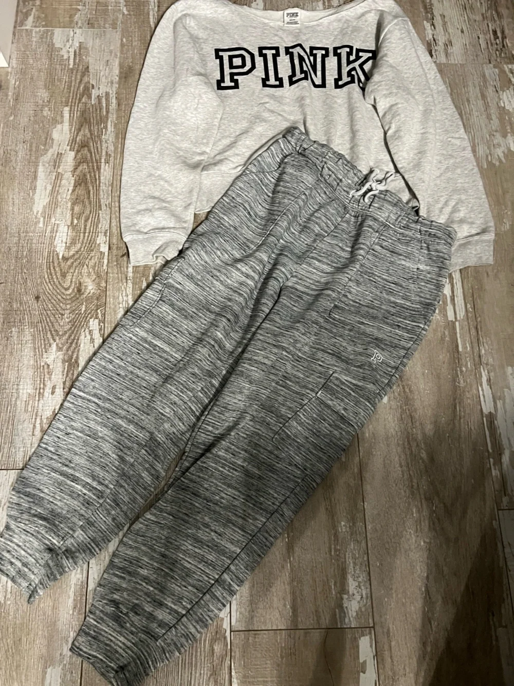 VGUC!💗PINK VS SET!Gray Off The Shoulder sweatshirt&Gray Fleece Cargo Sweats(M)! - Picture 3 of 9